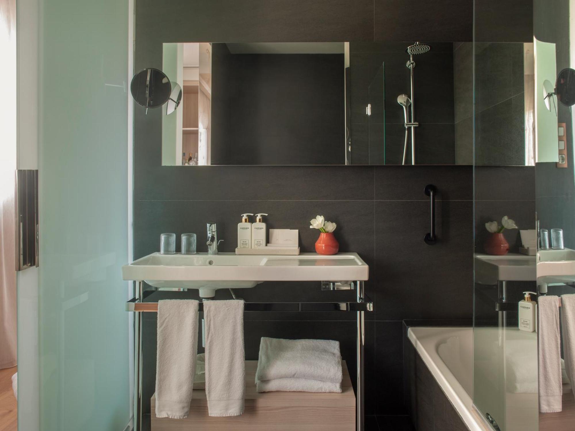 Grand Hotel Central, Small Luxury Hotels Barcelona Kültér fotó Bathroom