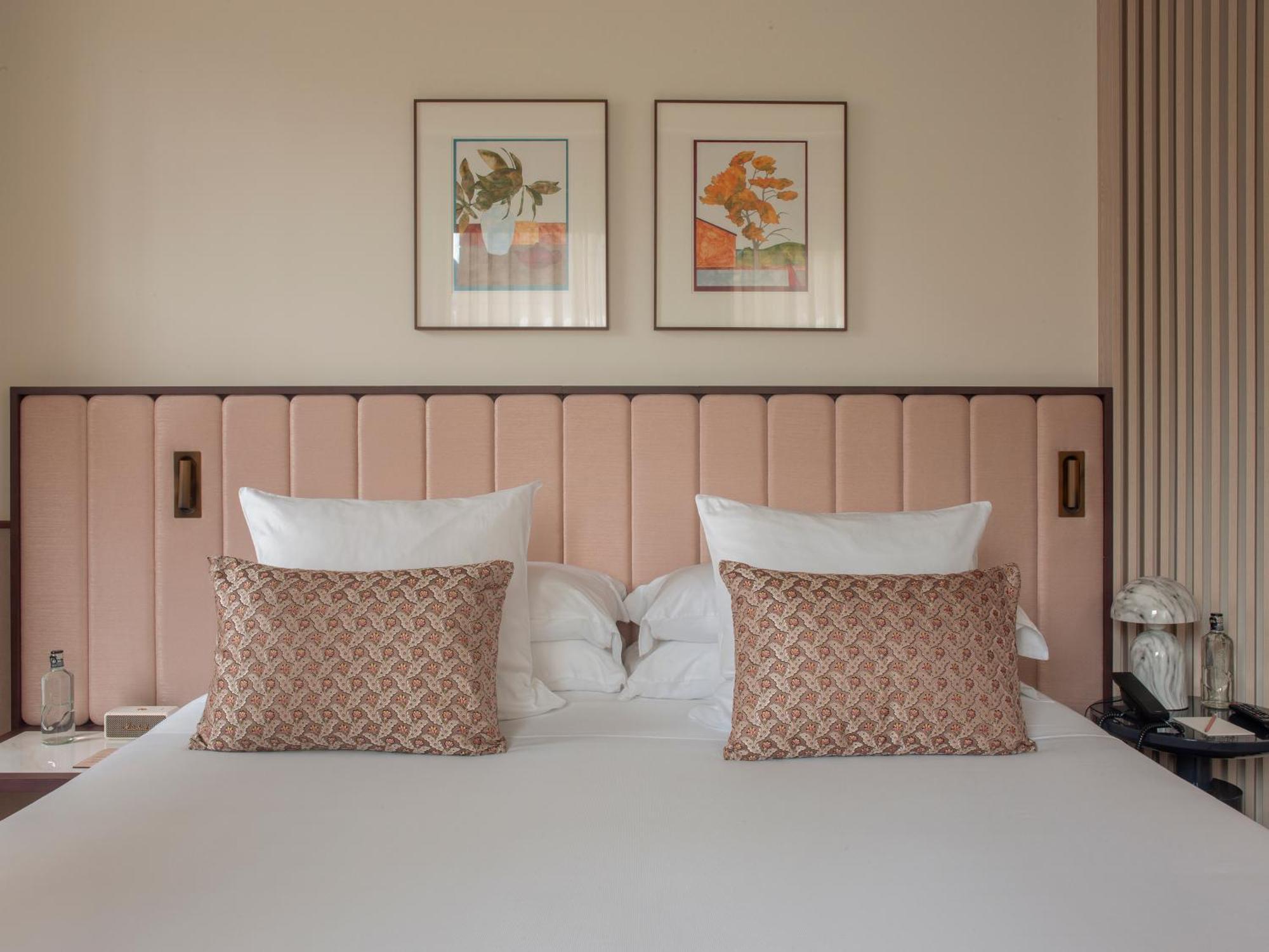 Grand Hotel Central, Small Luxury Hotels Barcelona Kültér fotó A bedroom at the hotel