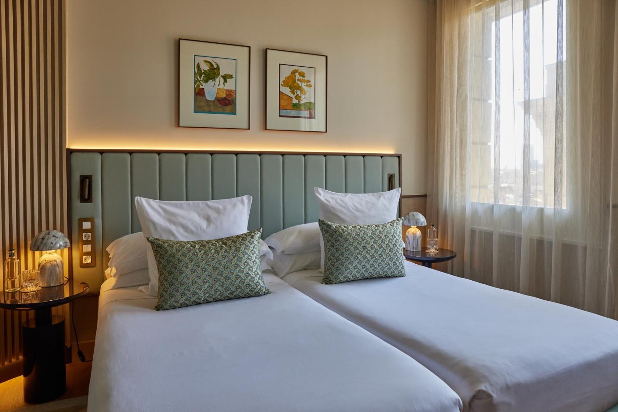 Grand Hotel Central, Small Luxury Hotels Barcelona Kültér fotó A room at the hotel