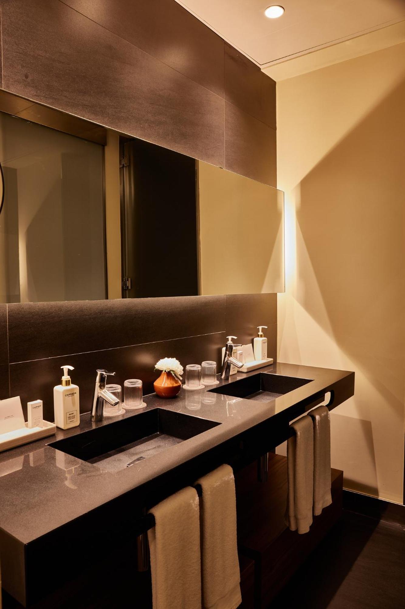 Grand Hotel Central, Small Luxury Hotels Barcelona Kültér fotó Bathroom at the Ritz-Carlton, Osaka