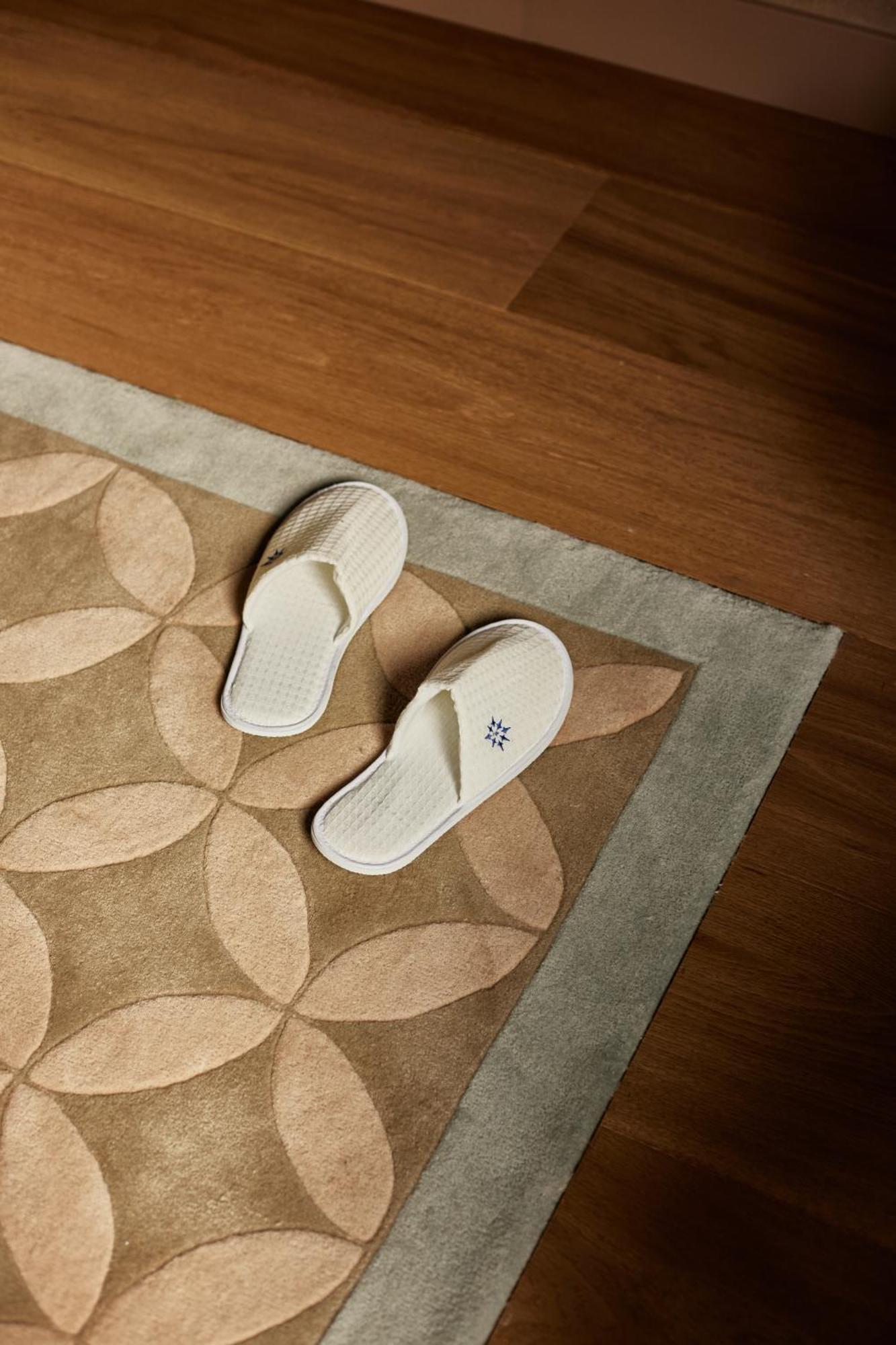 Grand Hotel Central, Small Luxury Hotels Barcelona Kültér fotó A pair of zōri